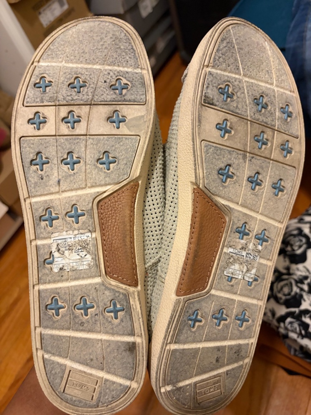 TOMS - Picture 3 of 3